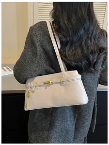 Sac à main bandoulière minimaliste pour femme avec fermoir élégant et design chic.