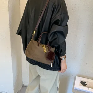 Trendy niche design women crossbody bag autumn fashion simple shoulder commuting bucket bag