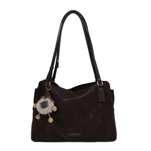 Donkerbruine suède schoudertas voor dames, grote stijlvolle shopper tas met pluche hanger.