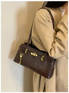 Sac à bandoulière unicolore élégant pour femme, sac à main tendance avec serrure en métal chic.