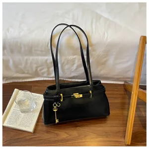 Sac à épaule noir classique avec quincaillerie dorée, cabas élégant pour la mode.