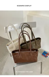 Detailansicht minimalistischer Leder-Umhängetaschen in Beige, Braun und Olivgrün auf Stuhl.