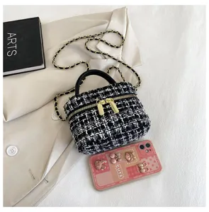 Chique mini tweed ketting crossbody tas voor vrouwen, stijlvolle kleine handtas.