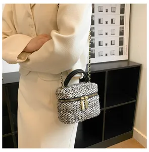 Chique tweed schoudertas voor dames, stijlvolle mini tas met ketting en handvat.