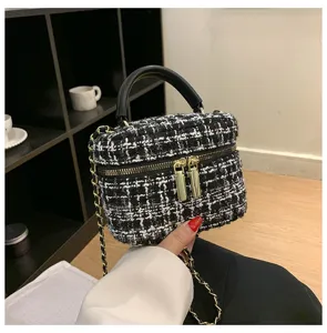 Zwarte en witte tweed mini vanity tas chique ketting crossbody schoudertas detailweergave