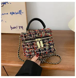 Stijlvolle dames tweed mini crossbody tas met kettingriem en bovenste handvat.