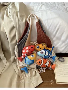 Gebreide shopper met pluche vissen en franjes, stijlvolle vintage schoudertas.
