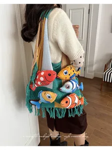 Gedetailleerd overzicht van gebreide shopper met kleurblok en leuke pluche visjes.