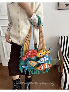Gedetailleerd overzicht van de gebreide colourblock tas met schattige pluche vissen.