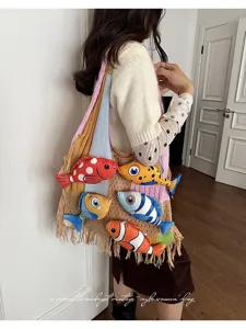 Gedetailleerd overzicht van de kleurrijke gebreide totebag met schattige pluche vissen, casual stijl.