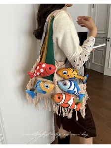 Gedetailleerd overzicht van de stijlvolle gebreide tas met visdecor en franjes.