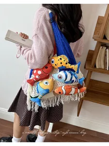 Trendy gebreide schoudertas met kleurblokken en schattige pluche visdecoraties erop.