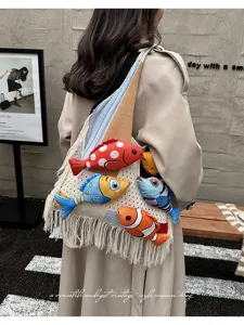 Modieuze gebreide shopper tas met pluche visbedrukking en franjes voor dames.