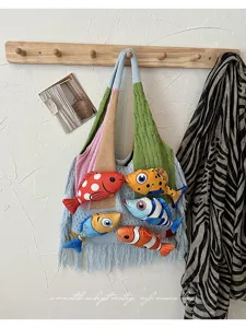 Gebreide multicolour shopper tas met 3D vis details en fijne retro stijl voor dagelijks gebruik.