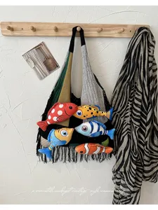 Kleurblok gebreide tote tas met pluche vis hanger, vintage casual grote schoudertas voor dames.
