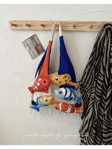 Gebreide shopper tas voor dames, vintage kleurrijke schoudertas met leuke vissenhangers.