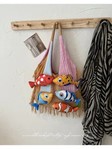 Modieuze gebreide schoudertas voor dames met schattige pluche vissen en franjes details.