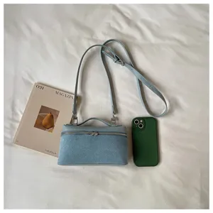 Elegante bolso de hombro tipo caja azul claro con asa superior y correa ajustable mujer.