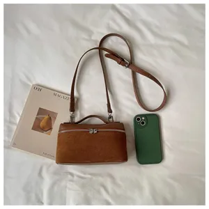 Bolso cruzado de caja de ante marrón diseño de nicho para mujeres, bolso de tendencia detalle.