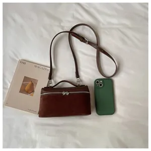 Bolso bandolera de caja marrón, detalle de bolso elegante de ante para mujer de moda.
