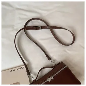 Bolso cruzado marrón de ante detalle, elegante bolso de hombro para mujer con correa y cremallera.