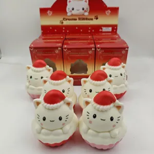 Détail de jouet squishy chat de Noël avec un design mignon de chaton crème en mousse.