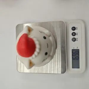 Noël mignon chat squishy jouet rebond lent, vue détaillée de soulagement du stress.