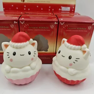 Vue détaillée du mignon jouet squishy chaton de Noël, idéal pour soulager le stress.