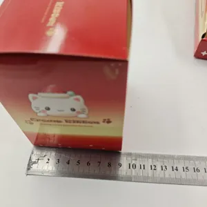 Boîte d'emballage en papier blind box chat crème de Noël, joli cadeau de vacances.