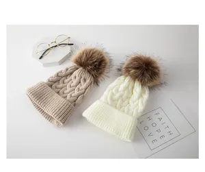 Kinder Strickmütze mit Plüsch Bommel, Zopfmuster Winter warme Mütze für Jungen und Mädchen.
