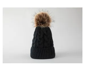 Kinder Winter Strickmütze mit Kunstfell Bommel, warme Zopfmuster Kleinkind Mütze schwarz.
