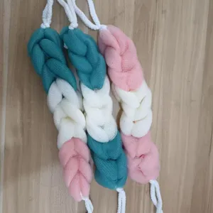Plano detalle de esponja de baño larga de malla, diseño trenzado colorido con cuerda colgante.