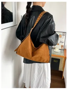 Detailansicht der Retro braunen Wildleder Schultertasche mit Nieten, vielseitige Tasche.