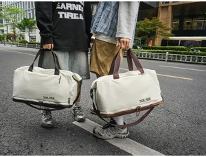 Vista dettagliata della grande borsa da viaggio con separatore e manici resistenti.