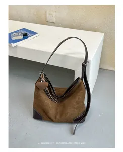 Gedetailleerd overzicht van de stijlvolle bruine suède schoudertas in minimalistisch design.