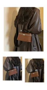 Detalle de bolso cruzado de ante marrón efecto espalda, bolso cuadrado retro para uso diario.