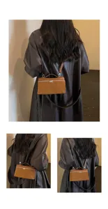Vista detallada del bolso de mano de ante marrón retro para mujer, elegante bolso cruzado.