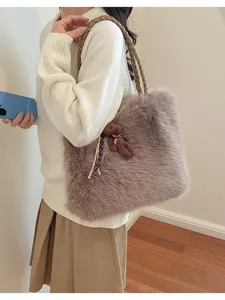 Bolso tote esponjoso marrón para mujer, cómodo bolso de hombro de felpa con colgante de oso.