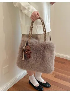 Bolso tote de felpa marrón para mujer, gran bolso de hombro de invierno con lindo dije de oso.