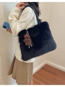 Bolso tote de felpa negra para mujer, bolso de hombro de invierno grande con bonito colgante.