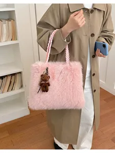 Bolso tote de felpa rosa con textura suave, asas trenzadas y adorable colgante de osito.
