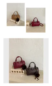 Petit sac Boston rétro texturé en cuir PU avec charmante breloque en peluche pour femme.