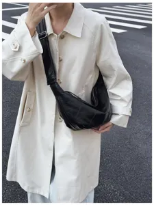 Zwarte zachte lederen crossbodytas voor dames, casual vintage slouchy schoudertas model.