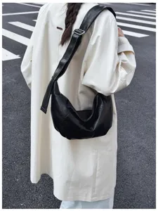 Casual slouchy zwarte lederen schoudertas voor dames, zacht crossbody dumpling-ontwerp.
