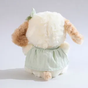 Süßes Plüschtier mit braunen Ohren und grünem Kleid, weiche Kuscheltier Puppe für Kinder.