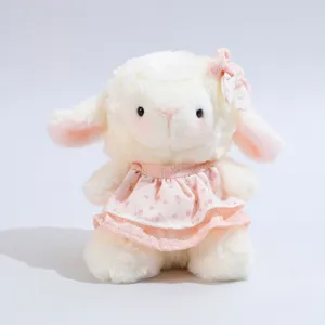 Niedliches Plüsch-Lamm-Spielzeug Detailansicht, weiches Kuscheltier mit rosa Blumenkleid.