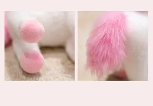 Primo piano dettagliato che mostra la coda rosa soffice e gli zoccoli morbidi del peluche.
