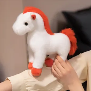 Simpatico cavallo di peluche bianco con criniera e coda arancione, morbido giocattolo.