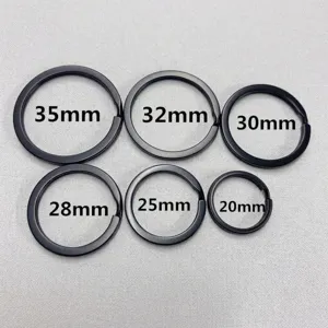 Schwarze Metall Schlüsselringe in verschiedenen Grössen, robuste Beschichtung für den Alltag.