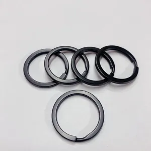 Nahaufnahme Detailansicht schwarzer Metallschlüsselringe, stabile Spaltringe für Schlüssel.